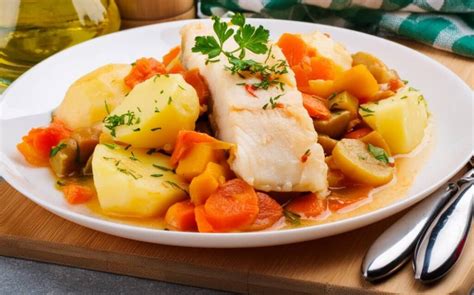 Plato de bacalao con verduras frescas
