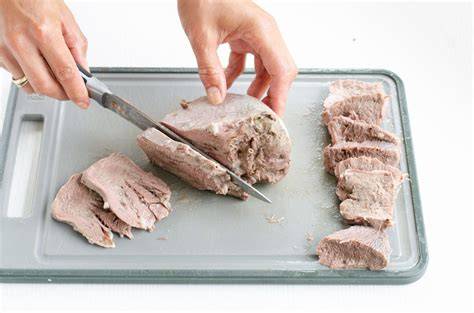 Proceso de limpieza y corte de la lengua de ternera