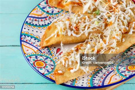 Empanadas de queso con repollo y salsa