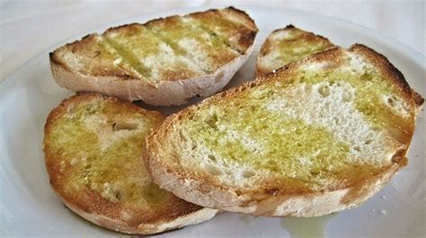 Tostada de pan con aceite de oliva virgen extra