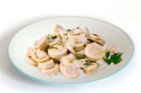Plato saludable de huevas de merluza preparado para niños
