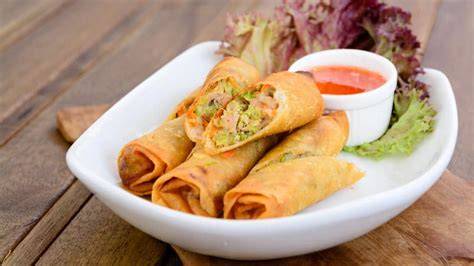Rollitos de primavera recién hechos y dorados en la canasta de la airfryer