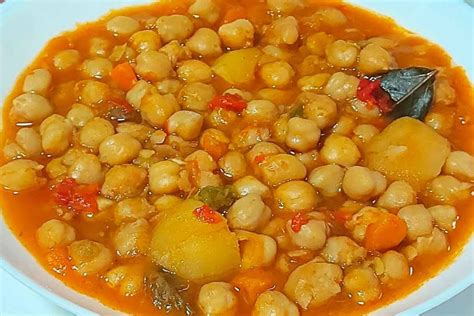 Plato de potaje de garbanzos humeante servido en un tazón tradicional
