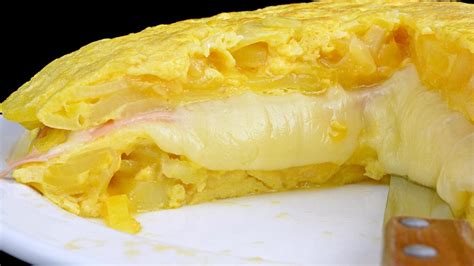 Tortilla de patatas rellena de queso