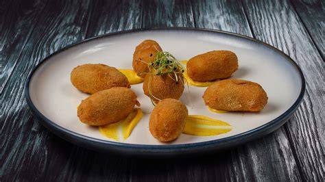Plato de croquetas de boletus recién hechas