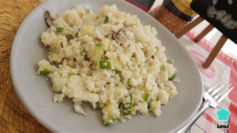 Imagen de arroz de coliflor recién preparado en un bol