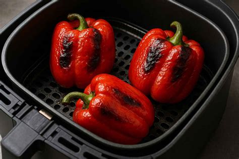 pimientos asándose en una bandeja de horno