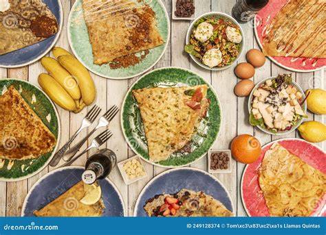 Mesa con una selección de crepes franceses dulces y salados