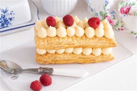 Tarta milhojas de hojaldre con crema decorada con azúcar glas