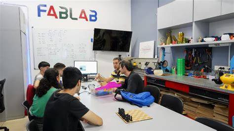 Infografía sobre el equipamiento básico de un Fab Lab