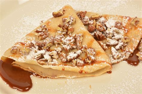 crepes decorados con azúcar glass y chocolate