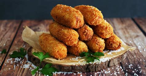 Presentación de croquetas en una fuente grande