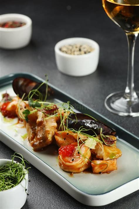 Plato de marisco maridado con vino blanco