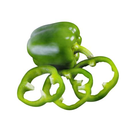 Aros de pimiento verde rebozados servidos en un plato con salsa