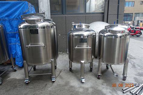 Esquema de un depósito de acero inoxidable con camisa de refrigeración