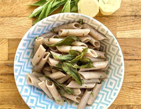 Plato de pasta fresca con mantequilla y hojas de salvia