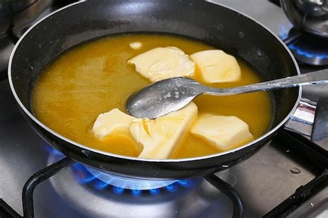 Mantequilla derretida con hojas de salvia crujientes en una sartén