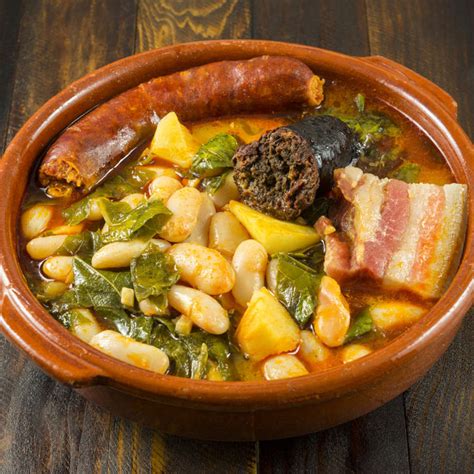 Plato de cuchara tradicional español servido en una olla de barro