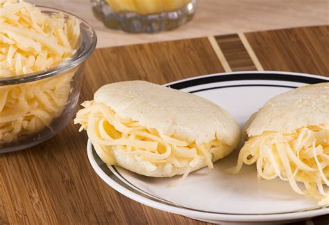 Arepas rellenas de queso cortadas