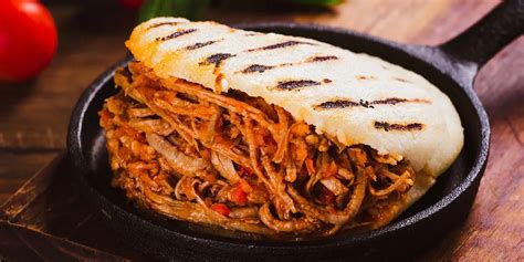 Formando arepas rellenas