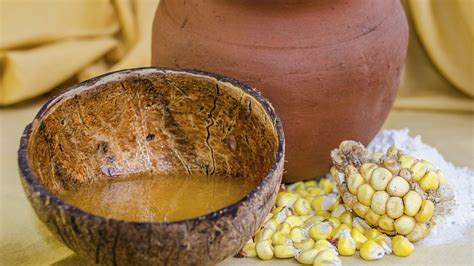 Ilustración de granos de maíz y chicha tradicional en vasija de barro
