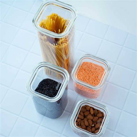 Carquinyolis guardados en un recipiente hermético de cristal