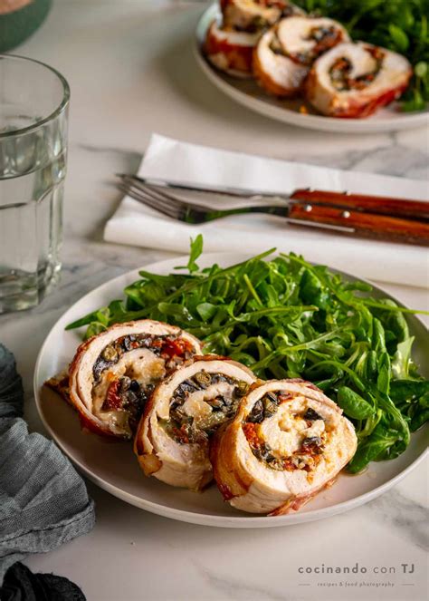 Plato de pechuga de pollo rellena con guarniciones variadas