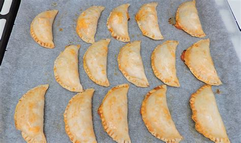 Bandeja con empanadillas de atún recién horneadas