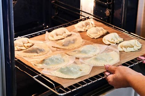 Empanadillas doradas en una bandeja de horno