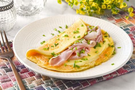 Plato de tortitas rellenas de huevo, jamón y queso servidas caliente
