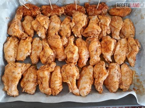 bandeja con alitas de pollo listas para hornear