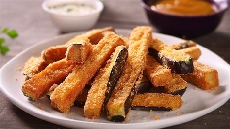 Berenjenas cortadas en bastones con sal