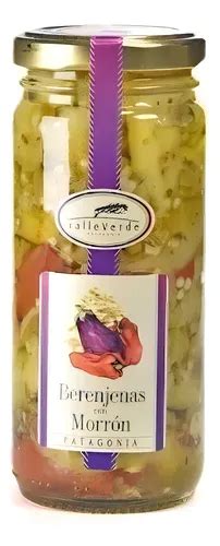 Frasco de vidrio esterilizado con berenjenas y aceite