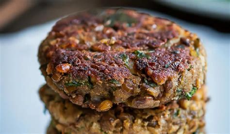 Plato de pastel de carne vegetal de lentejas servido con guarnición