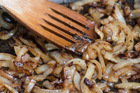 proceso de caramelización de cebolla y pimientos en sartén