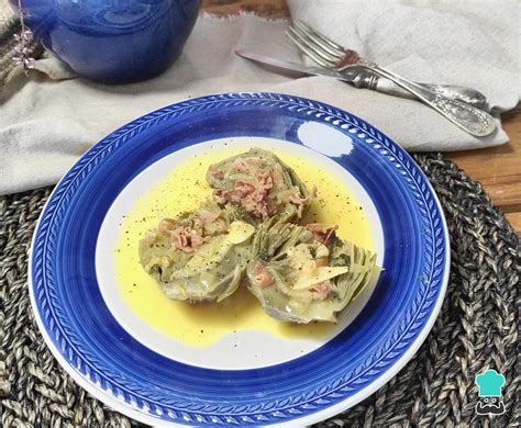 Plato de alcachofas al estilo montillana recién preparadas