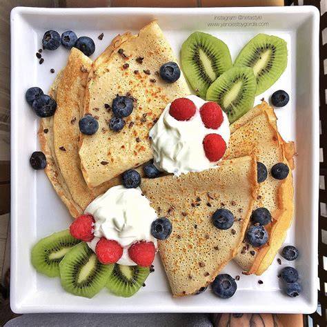 Crepes veganos de espelta apilados con frutas y sirope