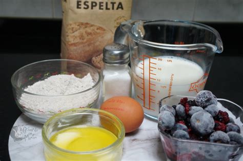 Ingredientes básicos para crepes veganos: harina de espelta, agua, bebida vegetal