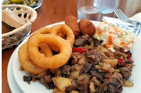 Plato típico de variat mallorquín con ensaladilla y frito