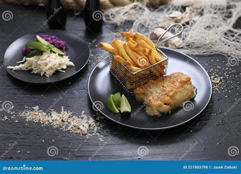 Cesta de pescado frito crujiente servido en un restaurante