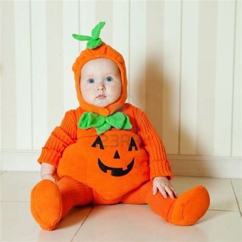 niño pequeño disfrazado de calabaza en una fiesta de Halloween