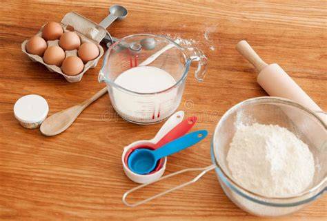 Ingredientes principales sobre una mesa de cocina