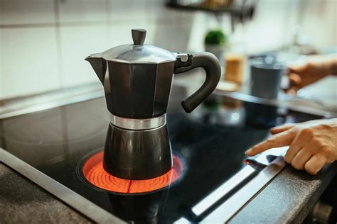 Microondas calentando una taza de café