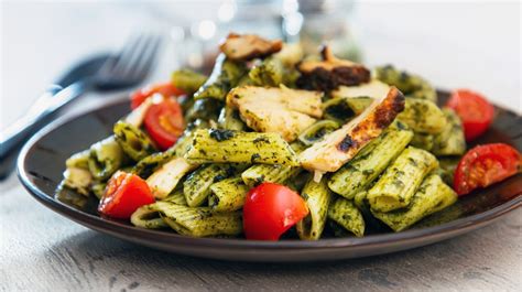 Plato de pasta al pesto con pollo y tomates cherry