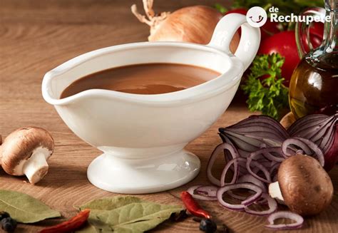 Salsa española servida con carne roja