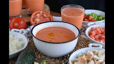 Gazpacho listo para servir en un día caluroso