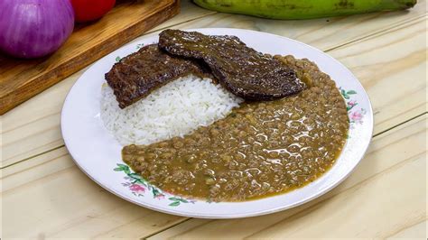 Plato de menestra ecuatoriana con sus acompañamientos
