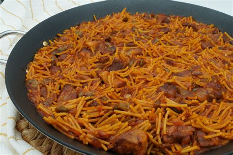Ingredientes principales de la fideuá de carne y setas