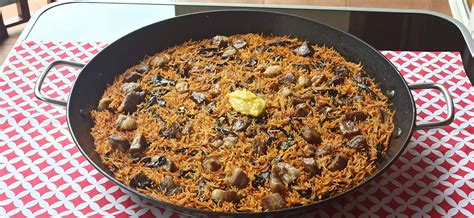 Fideuá de secreto ibérico y setas en paellera