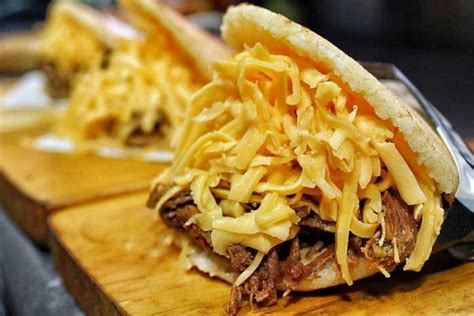 Arepa pelúa con queso y carne desmechada